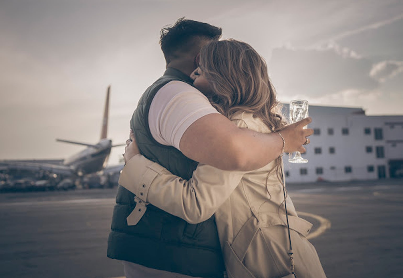 Pareja abrazándose en aeropuerto