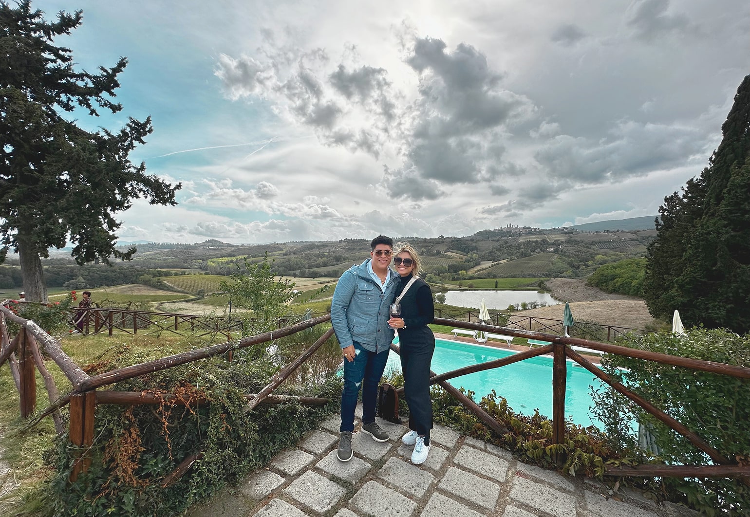 Pareja en paisaje con piscina