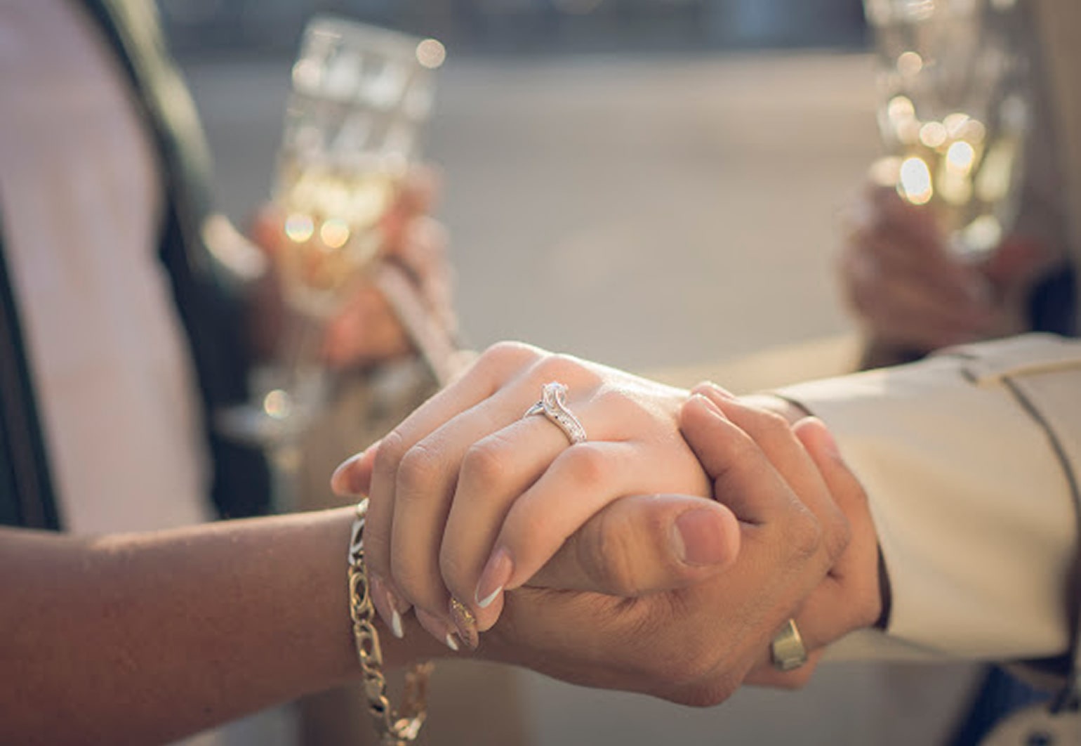 Manos con anillo de compromiso