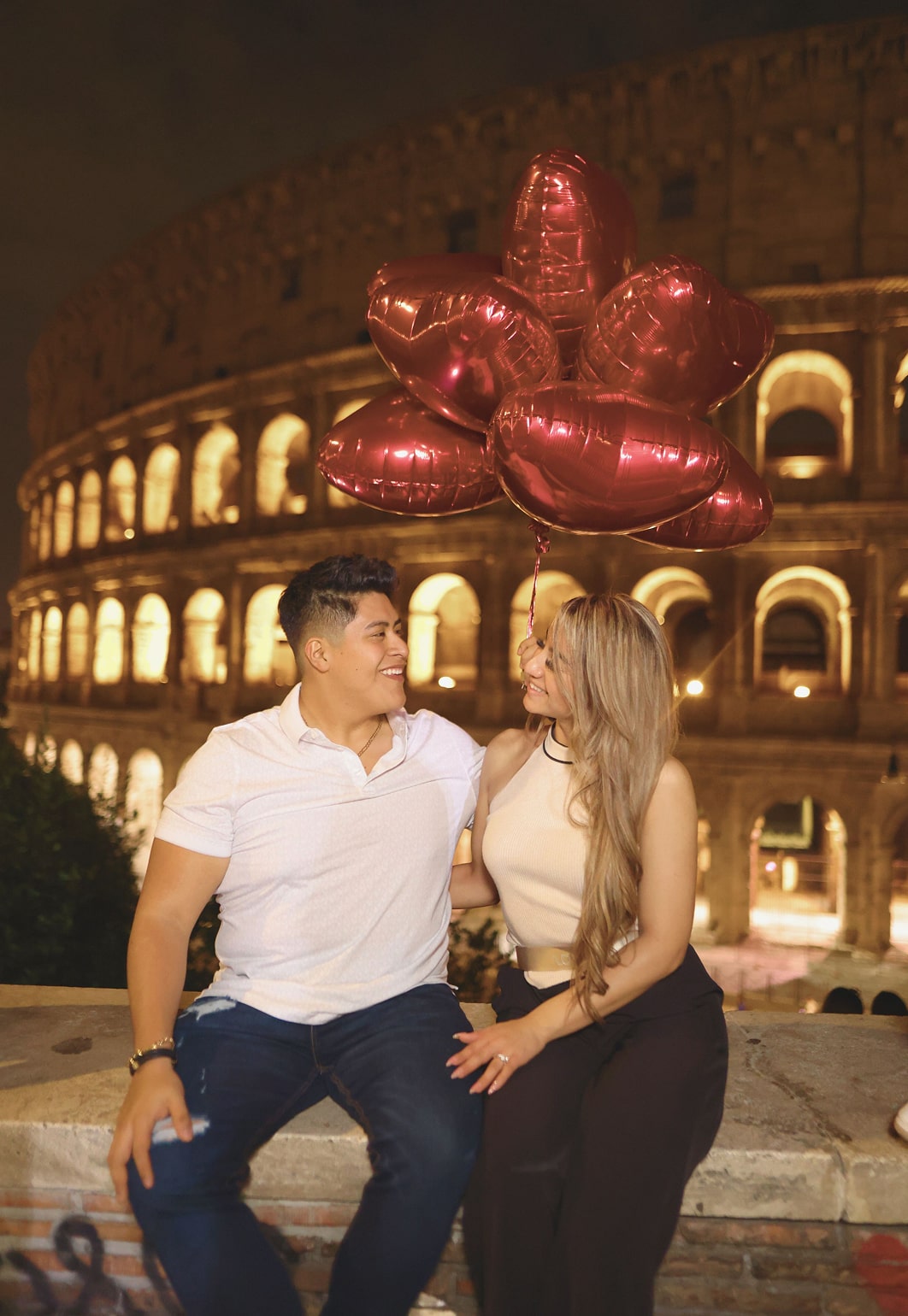Pareja en Coliseo con globos