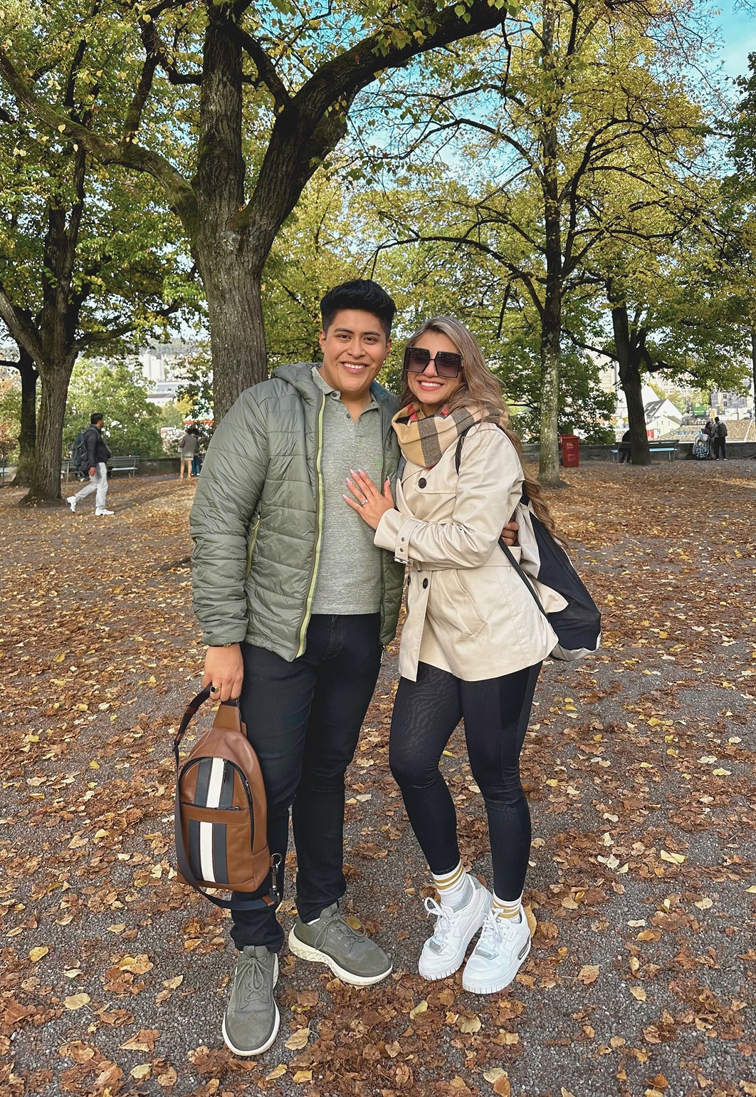 Pareja en parque con hojas